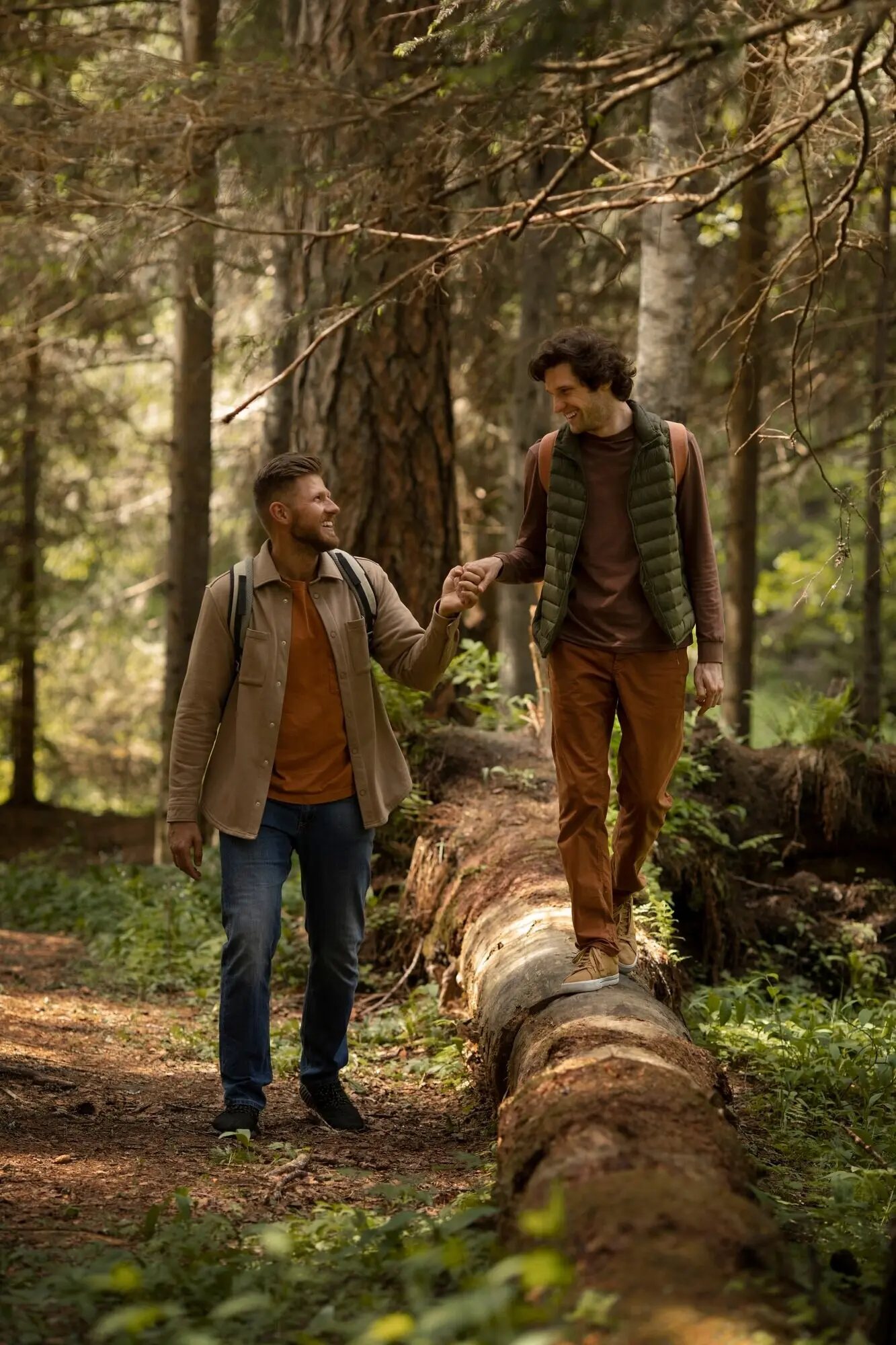 Ein Paar genießt einen Familienausflug.